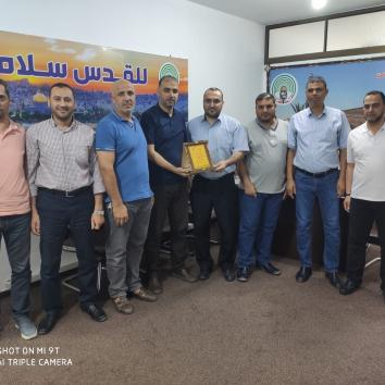 وفد من إعلام الأسرى يزور إذاعة صوت الأقصى تهنئتاً للأستاذ عماد زقوت لتوليه منصب مدير الإذاعة