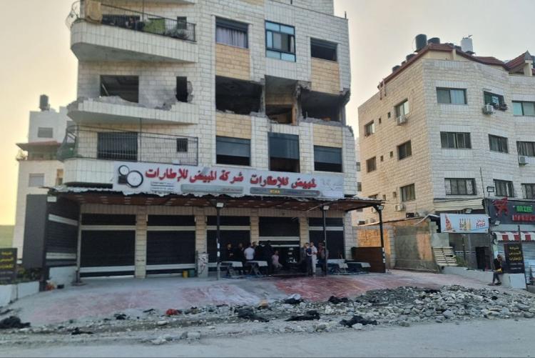 الاحتلال يعتقل 55 مواطنًا بالضفة والقدس ويفجّر منزل أسير