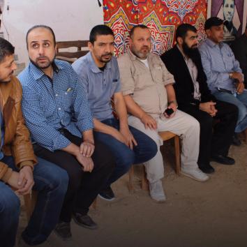 محرري صفقة وفاء الأحرار أثناء زيارة منزل الشهيد القائد أحمد الجعبري