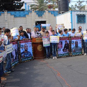 وقفة تضامنية مع الأسير المريض محمد سعيد بشارات، أمام مقر المندوب السامي بمدينة غزة
