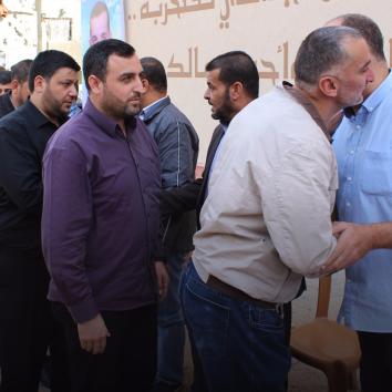 محرري صفقة وفاء الأحرار أثناء زيارة منزل الشهيد القائد أحمد الجعبري